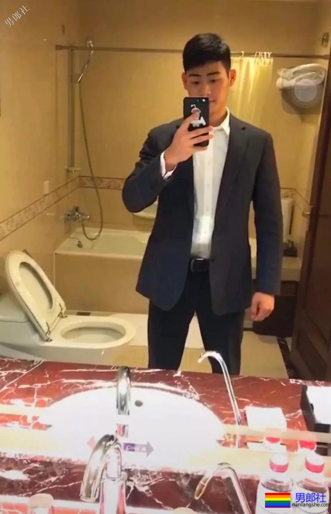 拔掉作迷彩秀身材小哥，正装也遮不住他那让人发抖舔屏的大胸肌！ - 51虹马