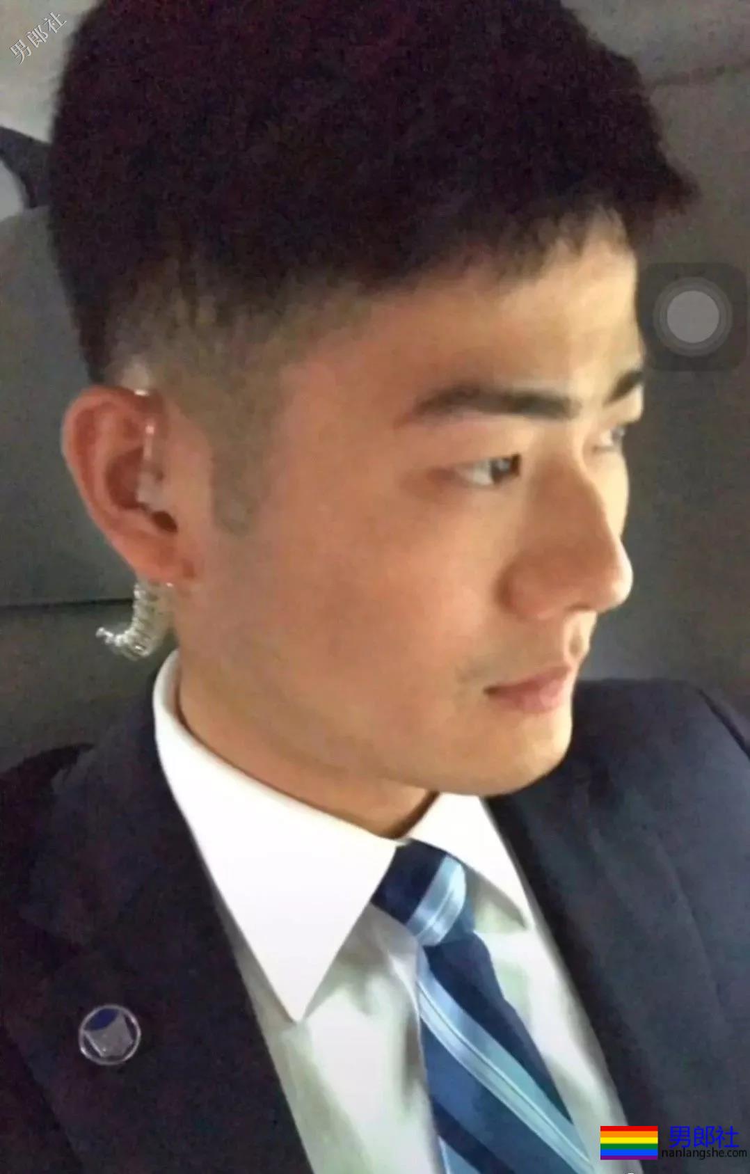 拔掉作迷彩秀身材小哥，正装也遮不住他那让人发抖舔屏的大胸肌！ - 51虹马