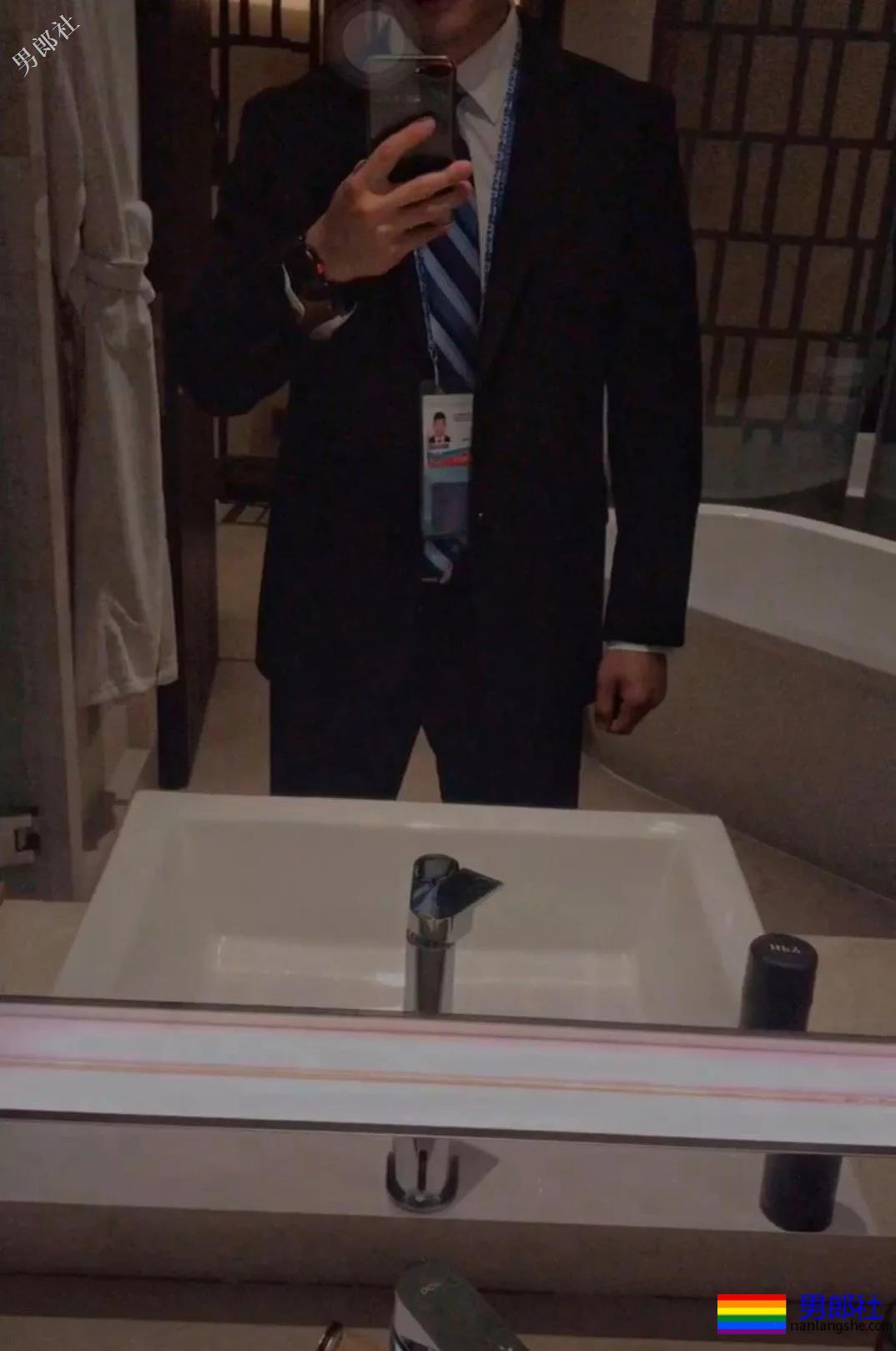 拔掉作迷彩秀身材小哥，正装也遮不住他那让人发抖舔屏的大胸肌！ - 51虹马