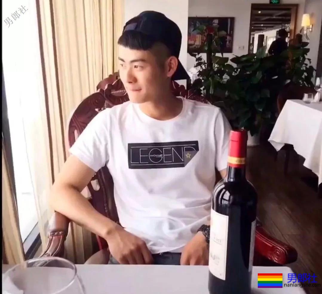 拔掉作迷彩秀身材小哥，正装也遮不住他那让人发抖舔屏的大胸肌！ - 51虹马