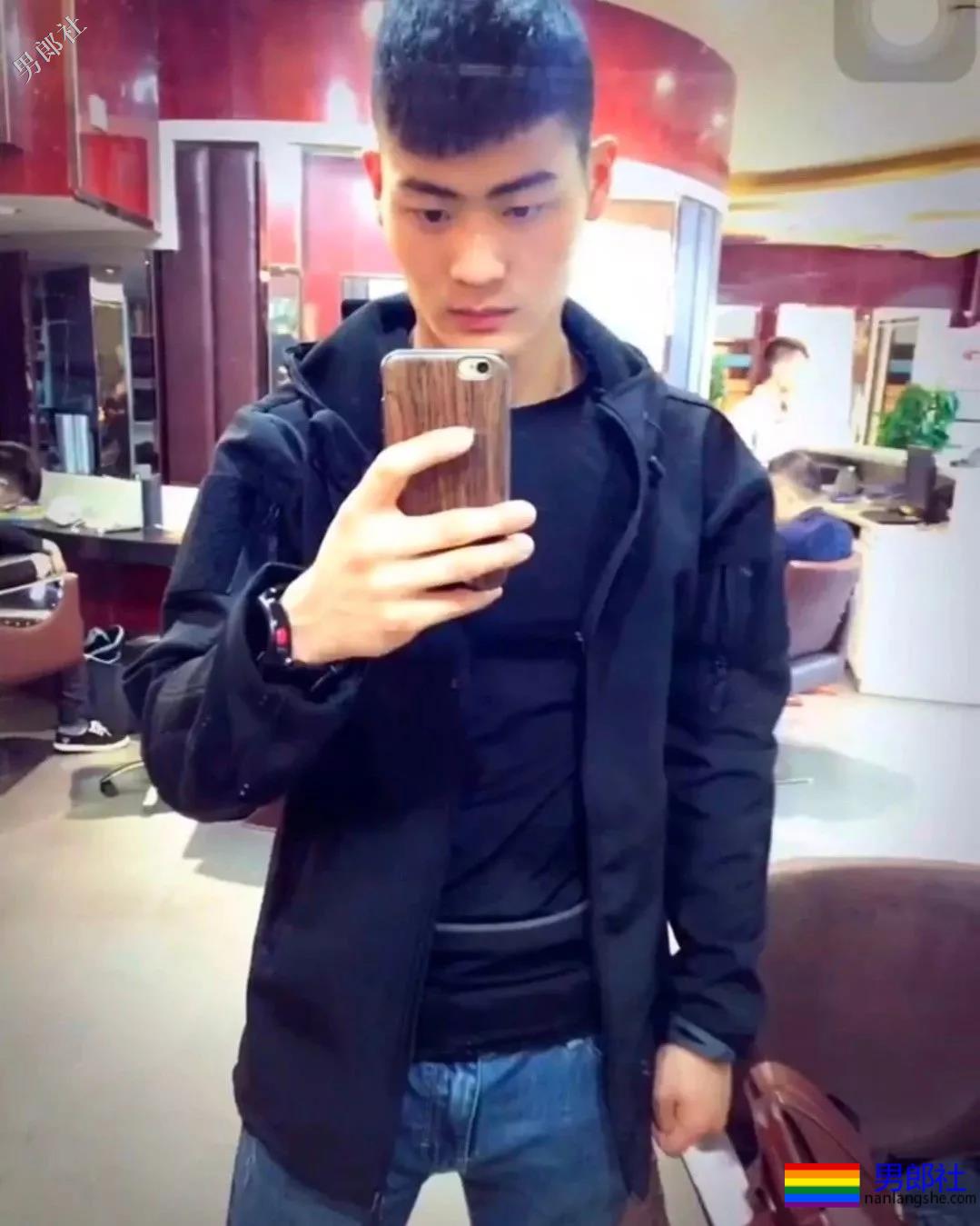 拔掉作迷彩秀身材小哥，正装也遮不住他那让人发抖舔屏的大胸肌！ - 51虹马