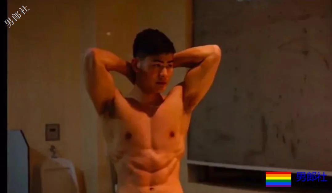 拔掉作迷彩秀身材小哥，正装也遮不住他那让人发抖舔屏的大胸肌！ - 51虹马