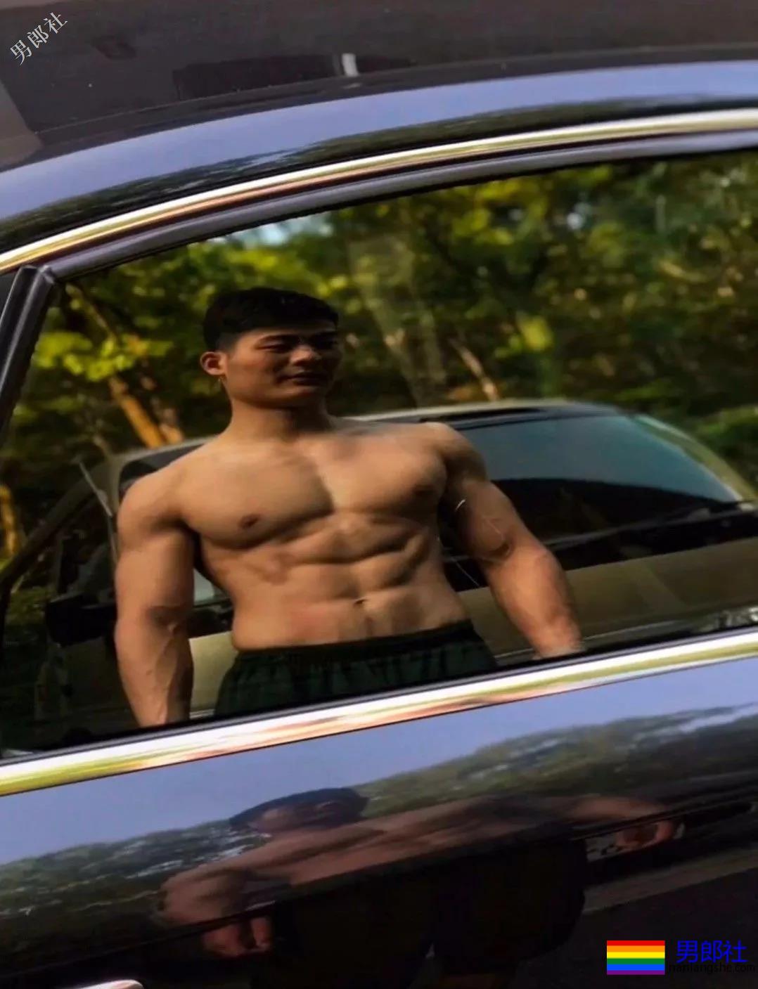 拔掉作迷彩秀身材小哥，正装也遮不住他那让人发抖舔屏的大胸肌！ - 51虹马