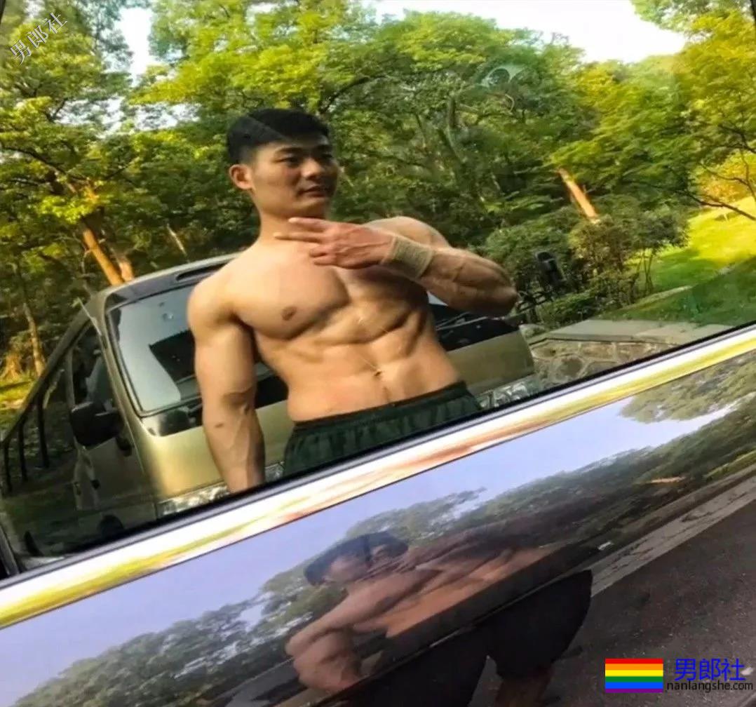 拔掉作迷彩秀身材小哥，正装也遮不住他那让人发抖舔屏的大胸肌！ - 51虹马