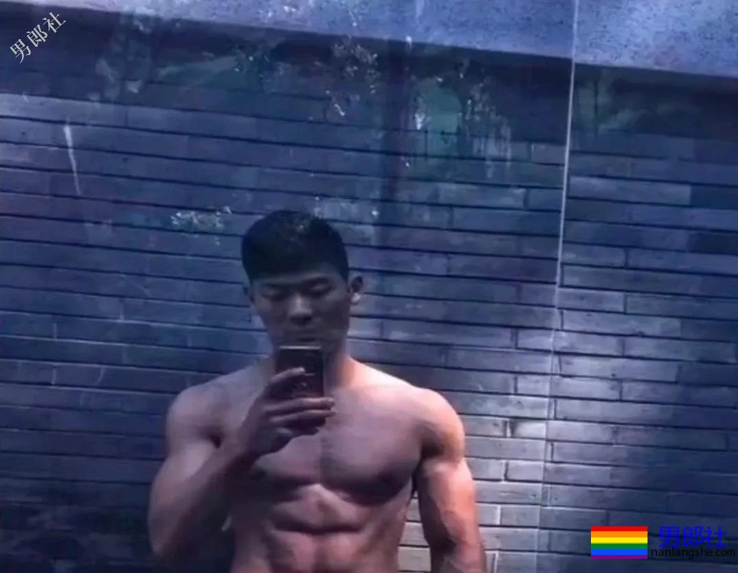 拔掉作迷彩秀身材小哥，正装也遮不住他那让人发抖舔屏的大胸肌！ - 51虹马