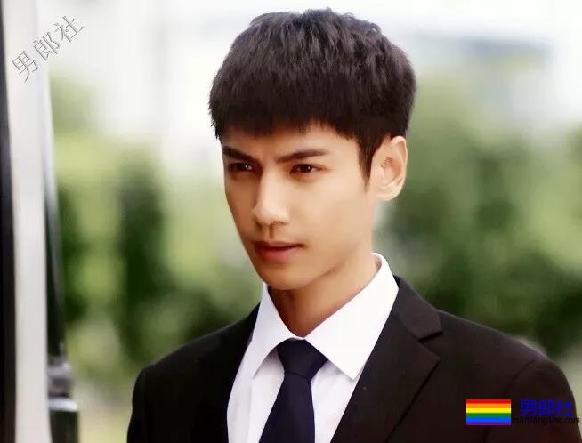 大鼻子一字马男星开拔，腹肌侍卫小哥凭实力抢镜？ - 51虹马