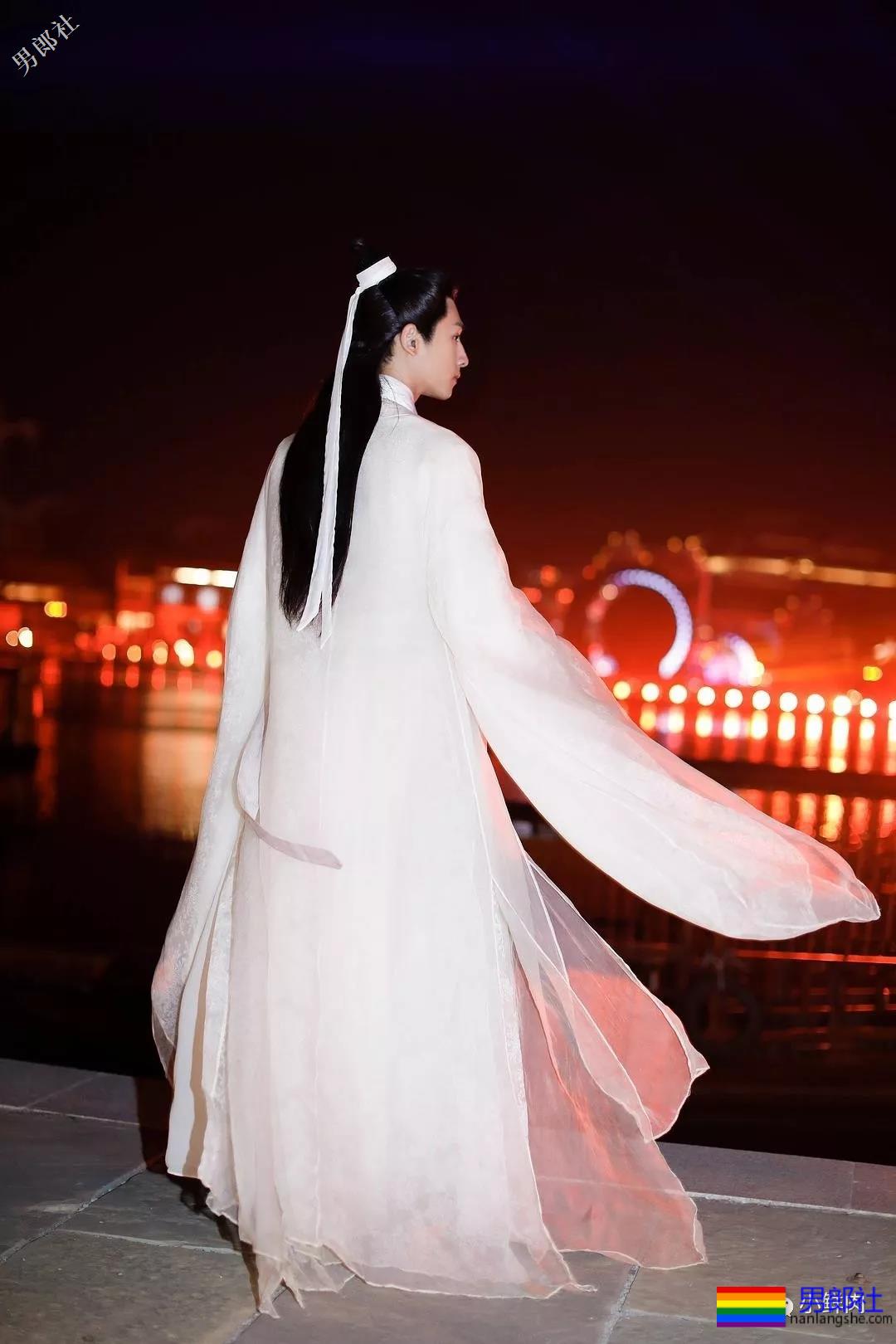 大鼻子一字马男星开拔，腹肌侍卫小哥凭实力抢镜？ - 51虹马