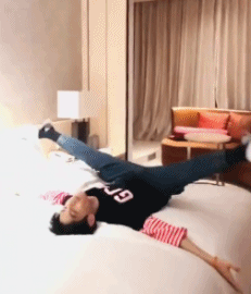 大鼻子一字马男星开拔，腹肌侍卫小哥凭实力抢镜？ - 51虹马