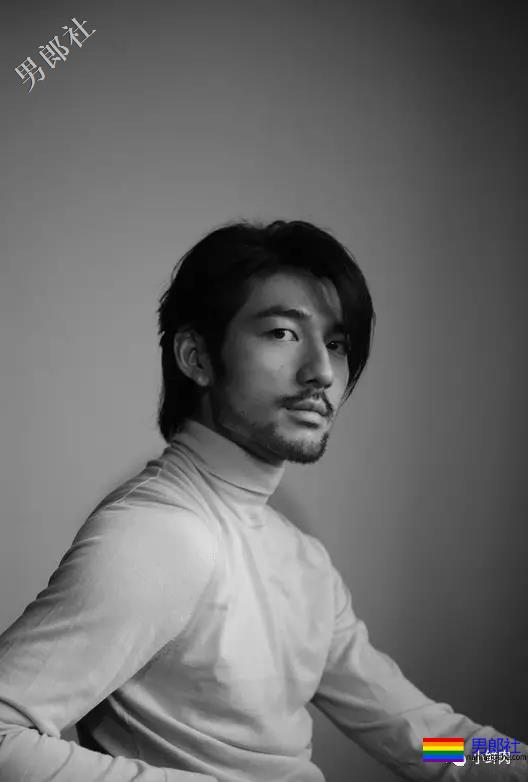 大鼻子一字马男星开拔，腹肌侍卫小哥凭实力抢镜？ - 51虹马