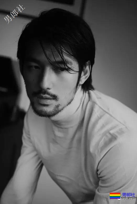 大鼻子一字马男星开拔，腹肌侍卫小哥凭实力抢镜？ - 51虹马