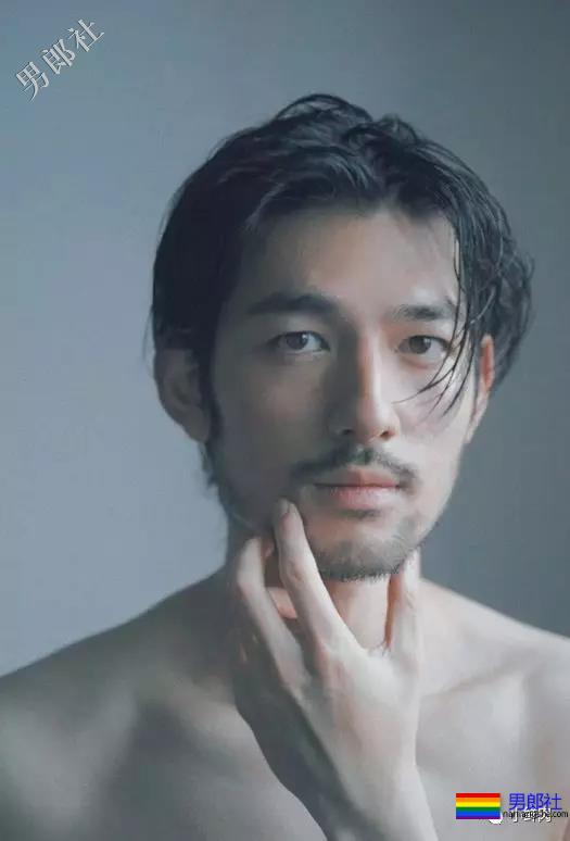 大鼻子一字马男星开拔，腹肌侍卫小哥凭实力抢镜？ - 51虹马