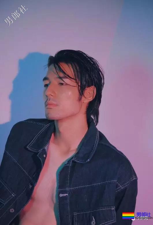 大鼻子一字马男星开拔，腹肌侍卫小哥凭实力抢镜？ - 51虹马