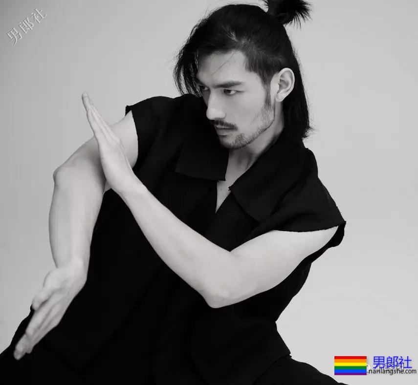 大鼻子一字马男星开拔，腹肌侍卫小哥凭实力抢镜？ - 51虹马