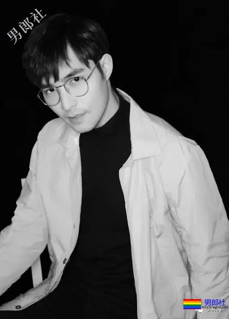 大鼻子一字马男星开拔，腹肌侍卫小哥凭实力抢镜？ - 51虹马