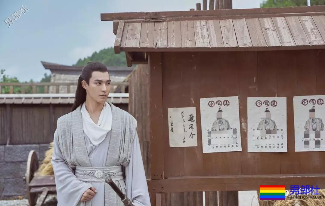 大鼻子一字马男星开拔，腹肌侍卫小哥凭实力抢镜？ - 51虹马