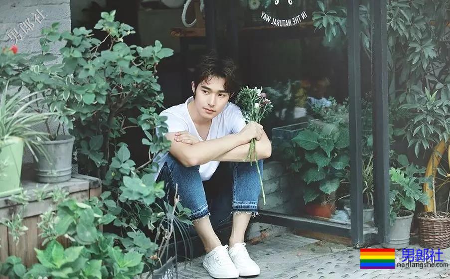 大鼻子一字马男星开拔，腹肌侍卫小哥凭实力抢镜？ - 51虹马