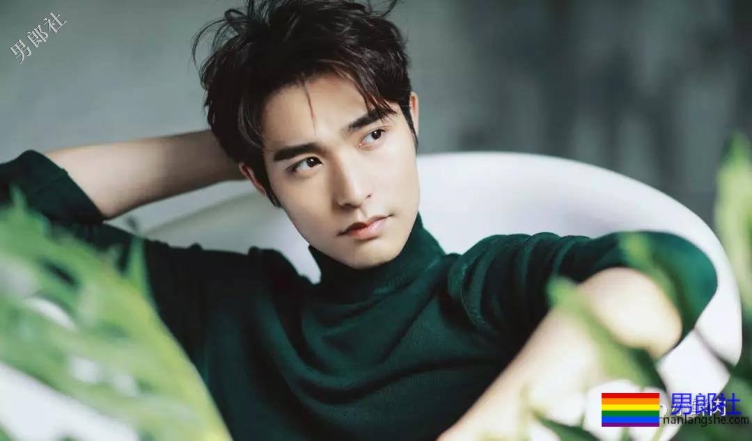 大鼻子一字马男星开拔，腹肌侍卫小哥凭实力抢镜？ - 51虹马