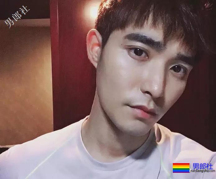 大鼻子一字马男星开拔，腹肌侍卫小哥凭实力抢镜？ - 51虹马