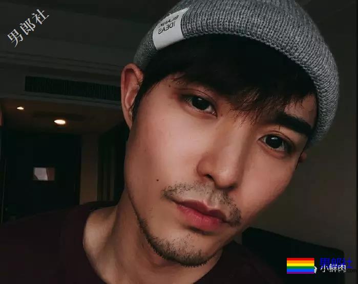 大鼻子一字马男星开拔，腹肌侍卫小哥凭实力抢镜？ - 51虹马