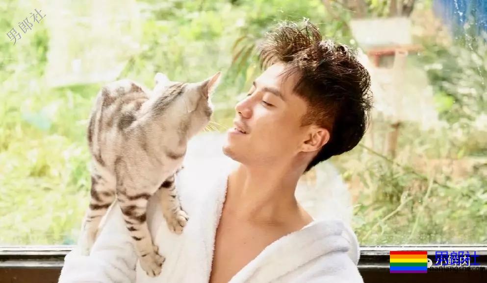 大鼻子一字马男星开拔，腹肌侍卫小哥凭实力抢镜？ - 51虹马