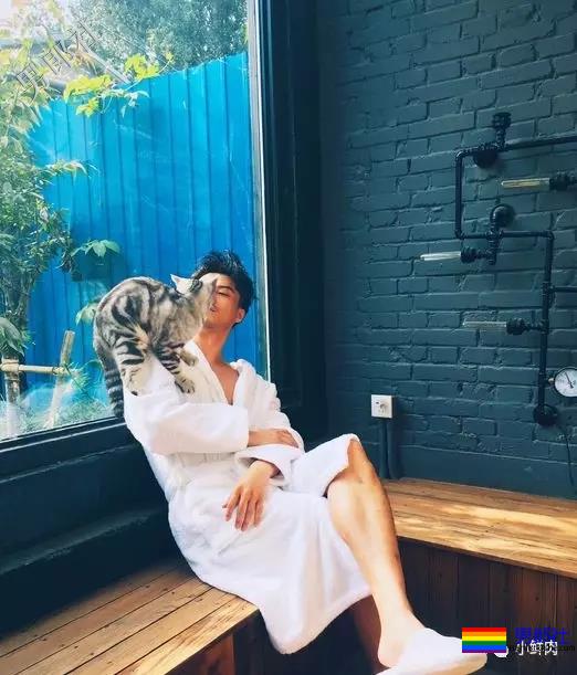 大鼻子一字马男星开拔，腹肌侍卫小哥凭实力抢镜？ - 51虹马