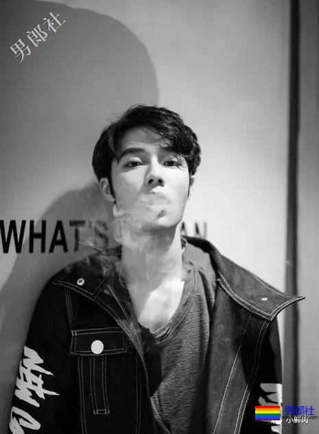 大鼻子一字马男星开拔，腹肌侍卫小哥凭实力抢镜？ - 51虹马