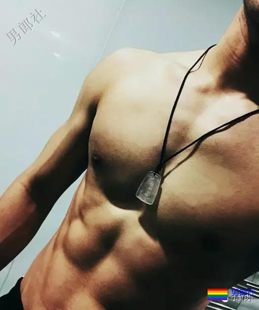 大鼻子一字马男星开拔，腹肌侍卫小哥凭实力抢镜？ - 51虹马