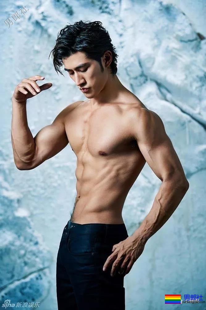 大鼻子一字马男星开拔，腹肌侍卫小哥凭实力抢镜？ - 51虹马