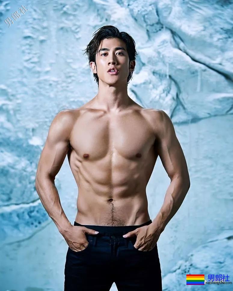 大鼻子一字马男星开拔，腹肌侍卫小哥凭实力抢镜？ - 51虹马