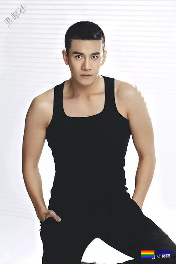 大鼻子一字马男星开拔，腹肌侍卫小哥凭实力抢镜？ - 51虹马