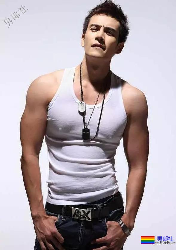 大鼻子一字马男星开拔，腹肌侍卫小哥凭实力抢镜？ - 51虹马