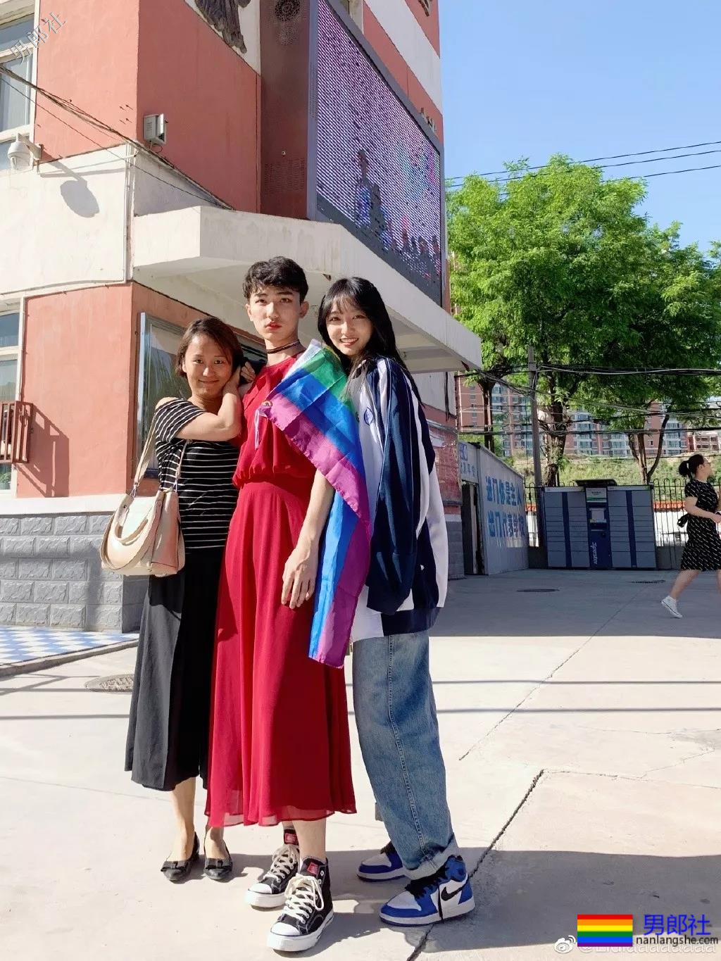 男生穿裙子披彩虹旗参加毕业典礼，结果遭受这样的待遇 - 51虹马