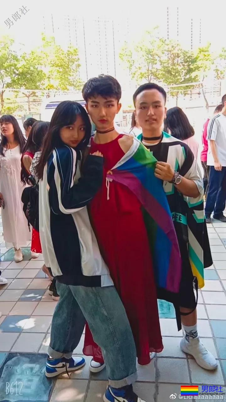男生穿裙子披彩虹旗参加毕业典礼，结果遭受这样的待遇 - 51虹马