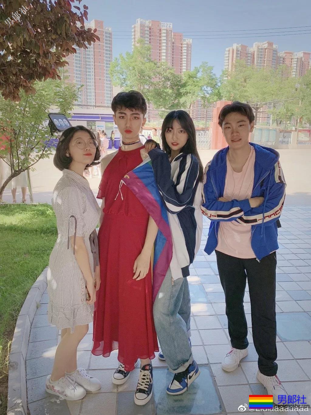 男生穿裙子披彩虹旗参加毕业典礼，结果遭受这样的待遇 - 51虹马