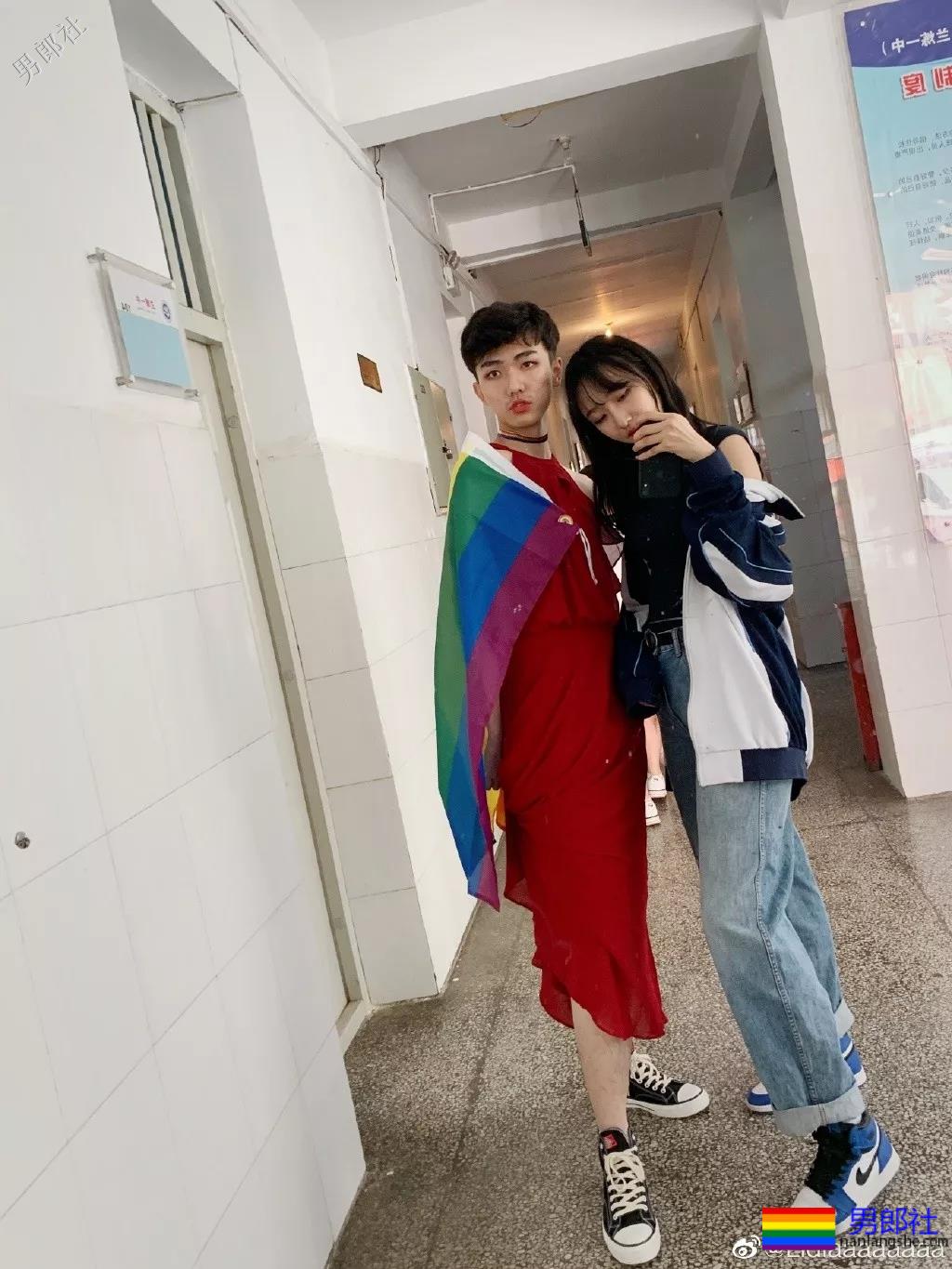 男生穿裙子披彩虹旗参加毕业典礼，结果遭受这样的待遇 - 51虹马