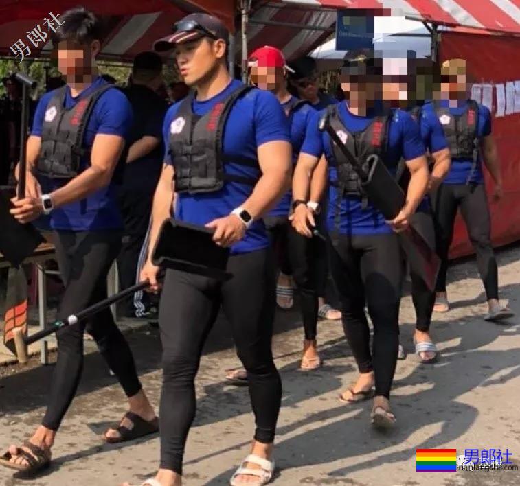 抓拍穿紧身裤的龙舟体育生,都是粗壮肌肉男 - 51虹马 抓拍穿紧身裤的龙舟体育生,都是粗壮肌肉男 - 51虹马