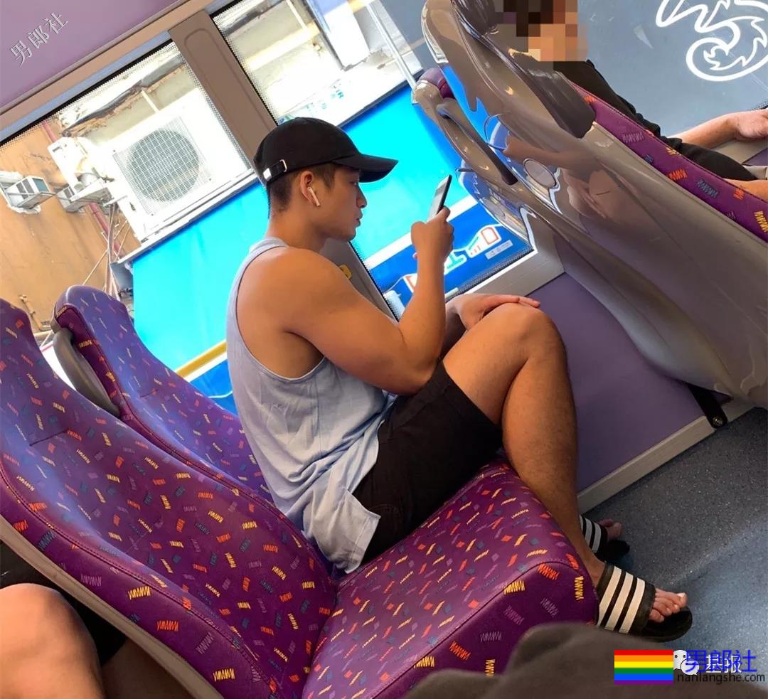 抓拍穿紧身裤的龙舟体育生，都是粗壮肌肉男 - 51虹马