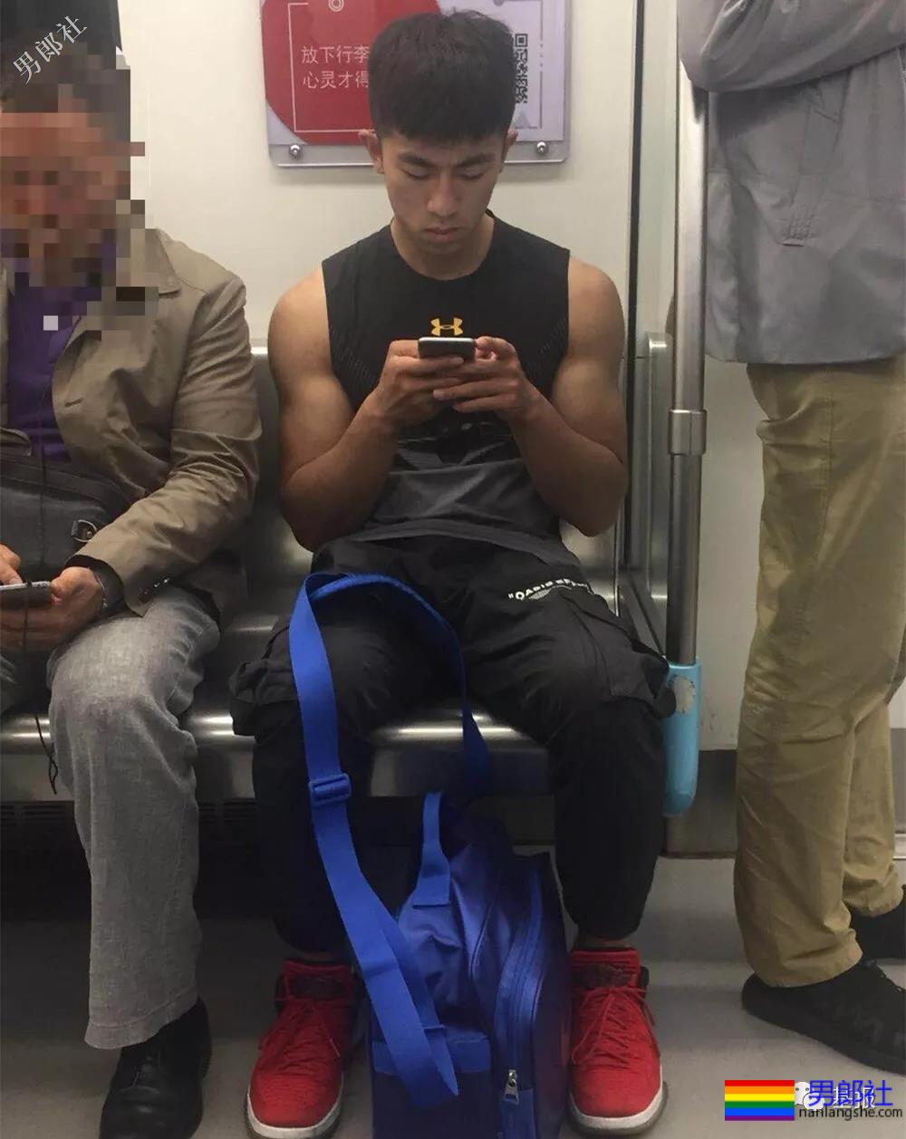 抓拍穿紧身裤的龙舟体育生，都是粗壮肌肉男 - 51虹马