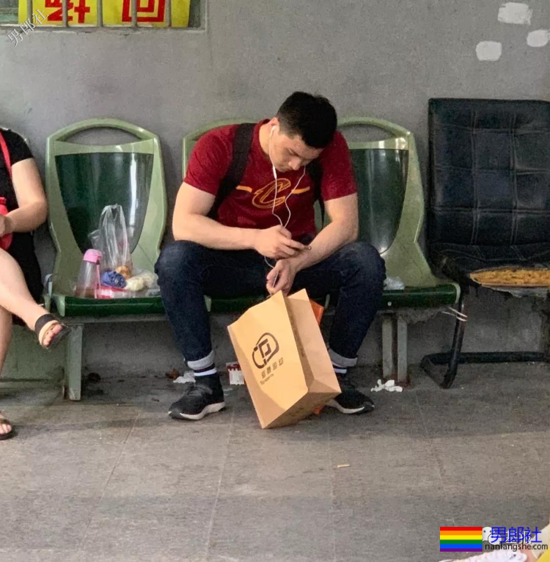 抓拍穿紧身裤的龙舟体育生，都是粗壮肌肉男 - 51虹马