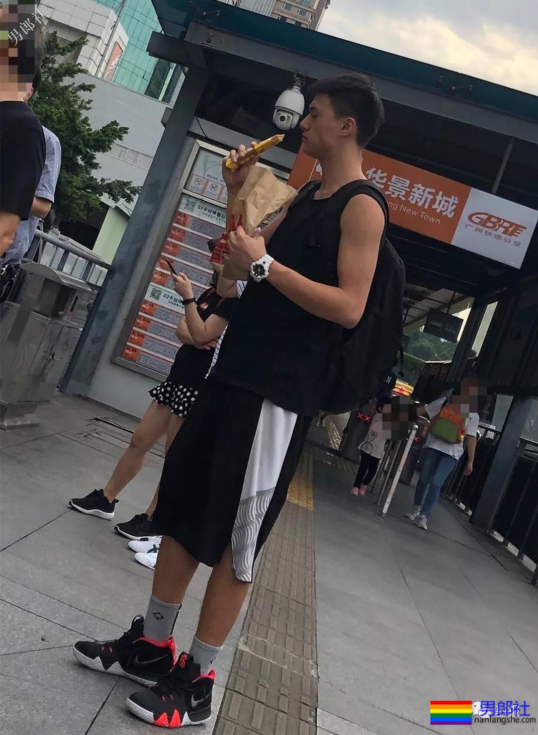 抓拍穿紧身裤的龙舟体育生，都是粗壮肌肉男 - 51虹马