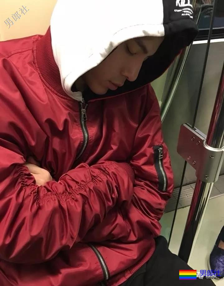 抓拍穿紧身裤的龙舟体育生，都是粗壮肌肉男 - 51虹马