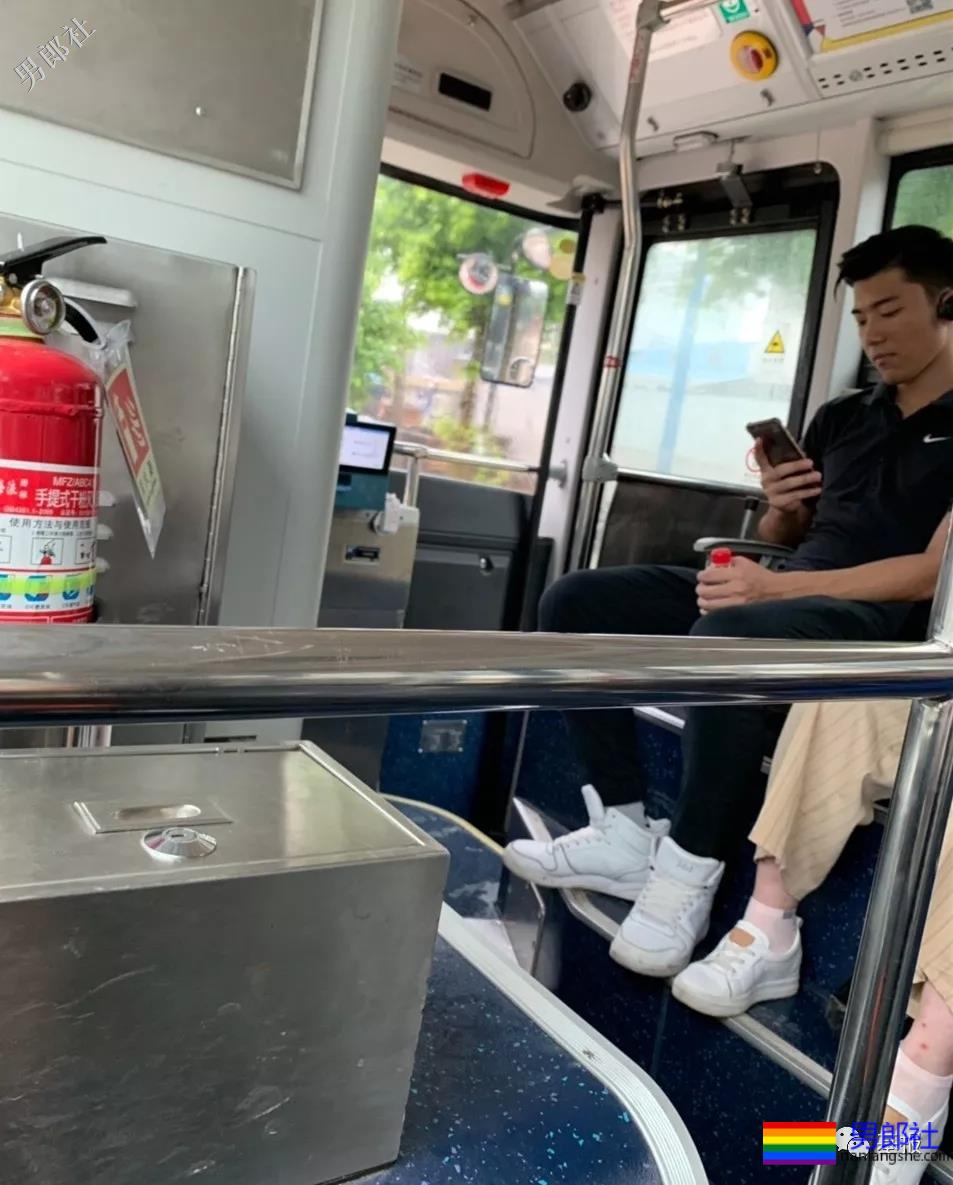 抓拍穿紧身裤的龙舟体育生，都是粗壮肌肉男 - 51虹马