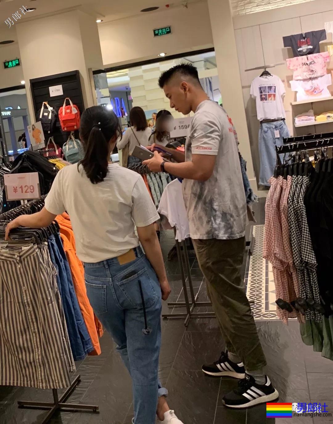 抓拍穿紧身裤的龙舟体育生，都是粗壮肌肉男 - 51虹马