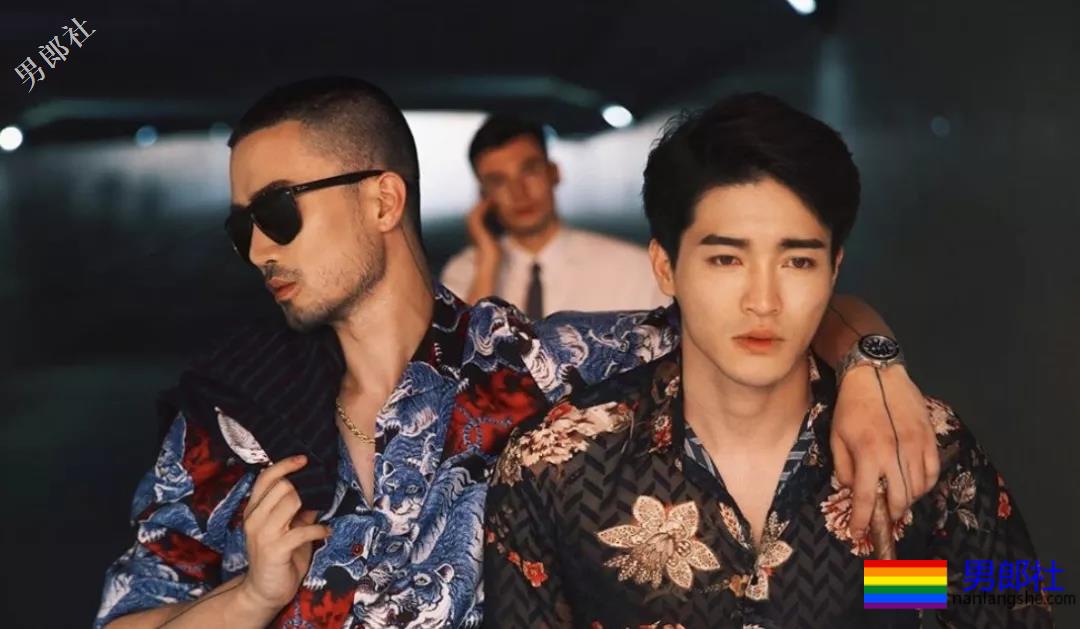 单眼皮肉壮痞帅小叔，摆出自己前凸后翘的身材在房间自拍！-51虹马