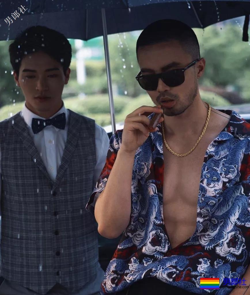 单眼皮肉壮痞帅小叔，摆出自己前凸后翘的身材在房间自拍！ - 51虹马