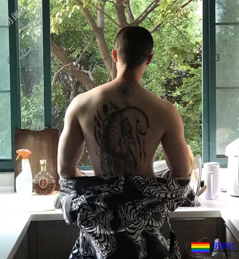 单眼皮肉壮痞帅小叔，摆出自己前凸后翘的身材在房间自拍！ - 51虹马