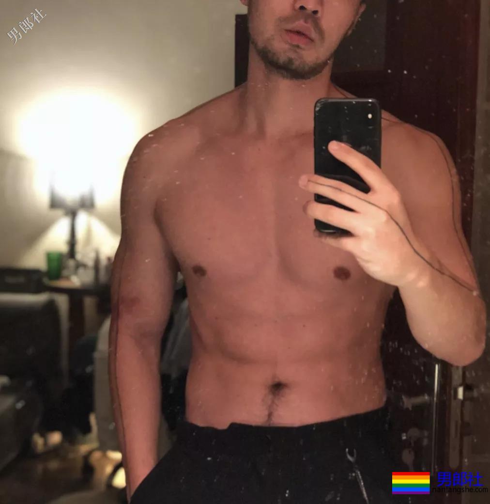 单眼皮肉壮痞帅小叔，摆出自己前凸后翘的身材在房间自拍！ - 51虹马