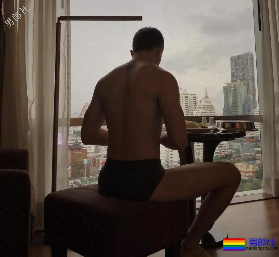 单眼皮肉壮痞帅小叔，摆出自己前凸后翘的身材在房间自拍！ - 51虹马