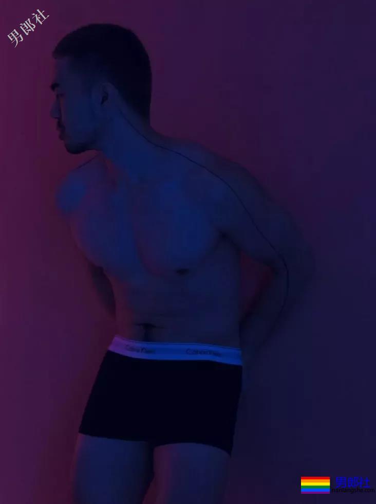 单眼皮肉壮痞帅小叔，摆出自己前凸后翘的身材在房间自拍！ - 51虹马