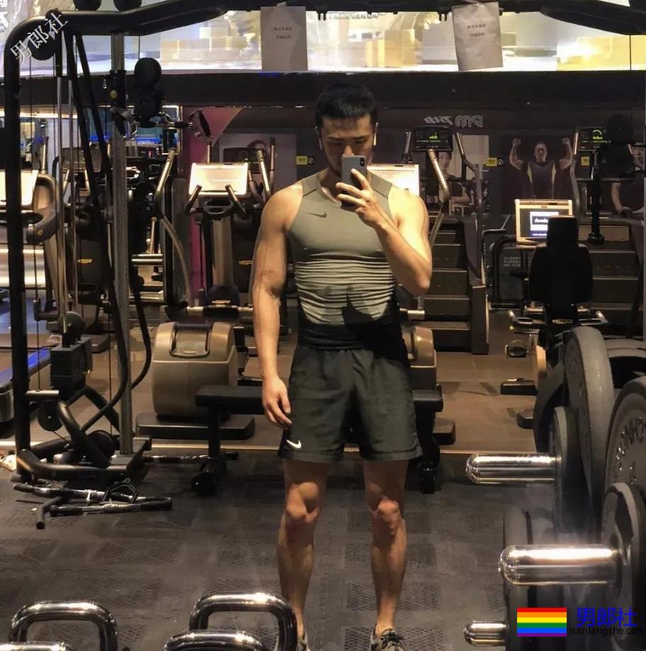 单眼皮肉壮痞帅小叔，摆出自己前凸后翘的身材在房间自拍！ - 51虹马